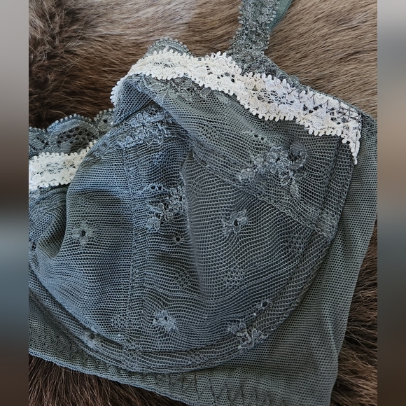 INTIMISSIMI lace bra in sage green and white in size 34B - Picture 7 of 7